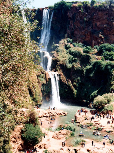 Petites embarcations pour traverser la rivire